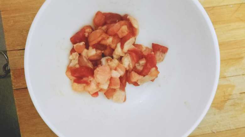 石锅拌饭（新手版）,猪肉切丁，拌上生抽腌一会儿