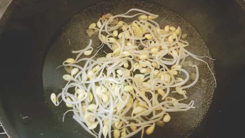 石锅拌饭（新手版）,<a style='color:red;display:inline-block;' href='/shicai/ 120'>豆芽</a>洗净，水烧热，焯一下，大约2分钟