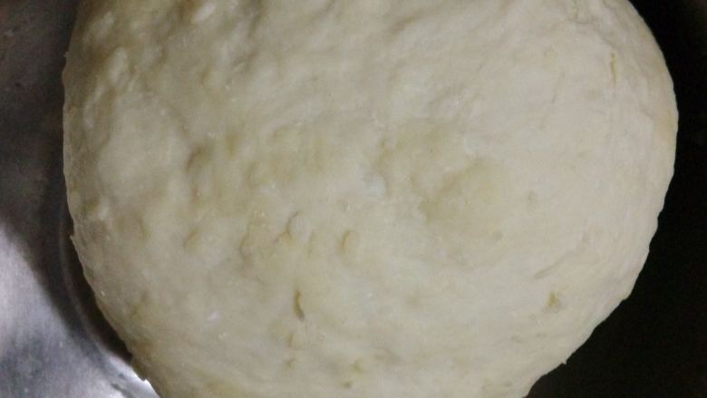 中种醇奶吐司,中种原料揉成团,不用揉到出膜神马的,成团就好了。