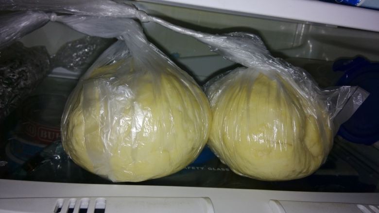 中种醇奶吐司,面包机内发半小时,放进冰箱再发12小时。