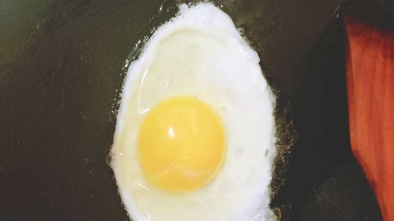 石锅拌饭（新手版）,煎蛋。锅热后，放油，然后打入<a style='color:red;display:inline-block;' href='/shicai/ 9'>鸡蛋</a>，小火煎3分钟左右