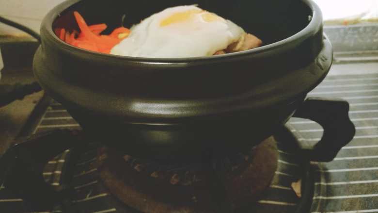 石锅拌饭（新手版）,将石锅放在火上加热，小火，等冒不少热气时就好了