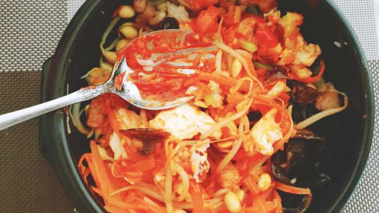 石锅拌饭（新手版）,拌入<a style='color:red;display:inline-block;' href='/shicai/ 8426'>韩式辣酱</a>，一份好吃的石锅拌饭就OK了。