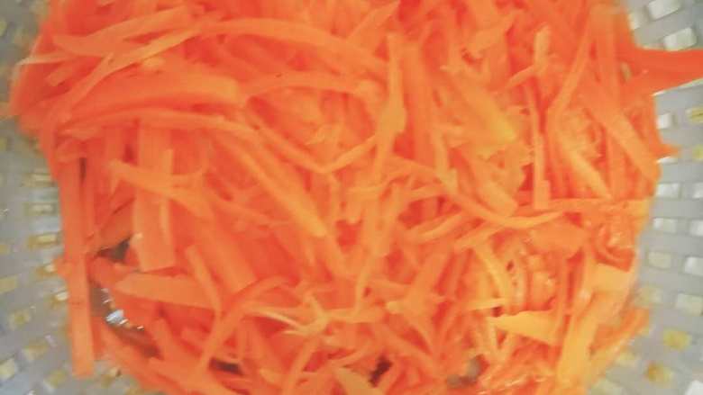 石锅拌饭（新手版）,萝卜丝焯一下，2分钟后捞出；<a style='color:red;display:inline-block;' href='/shicai/ 125'>芹菜</a>切丁、<a style='color:red;display:inline-block;' href='/shicai/ 233'>木耳</a>撕小片，同样的焯一下捞出