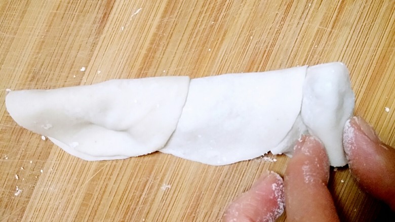 文艺吃货的花式蒸饺,将对折后的饺子皮从一边卷起(看自己哪边顺手就从哪边卷)