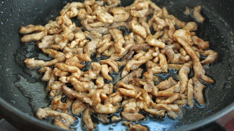 西芹瘦肉炒土豆,锅中倒适量食用油烧热,放入腌制好的肉丝炒至断生盛出