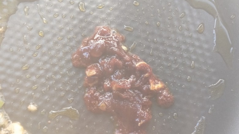 年年高升广式腊肠炒年糕,小火慢慢煸炒。