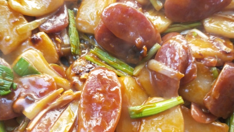 年年高升广式腊肠炒年糕,翻炒均匀出锅。