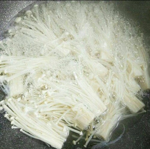 红油金针菇,锅里水烧开,金针菇下锅,焯烫一分钟