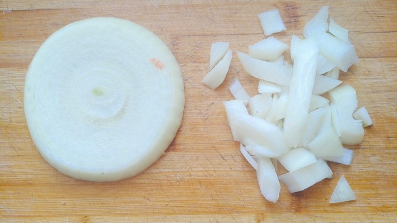 腊味菠萝炒饭,<a style='color:red;display:inline-block;' href='/shicai/ 29'>洋葱</a>剥去老皮先切成大片,再切成小粒儿。
