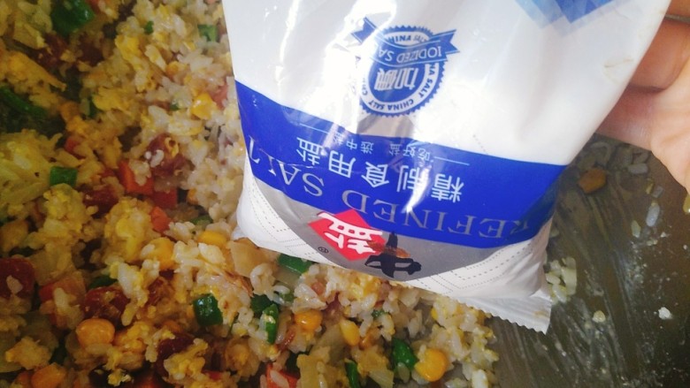 腊味菠萝炒饭,最后加入盐,炒均匀就可以。