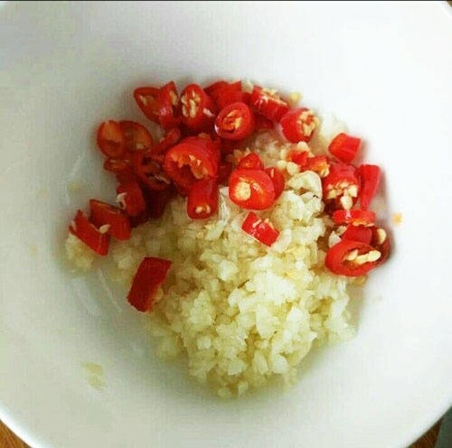 红油金针菇,准备蒜末,小米辣椒圈