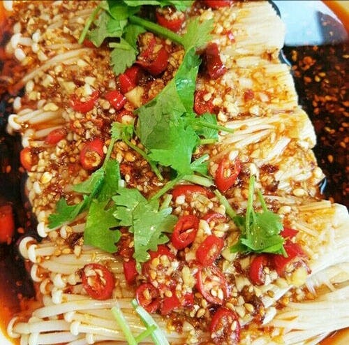 红油金针菇,撒上少许的香菜,就可以吃了。