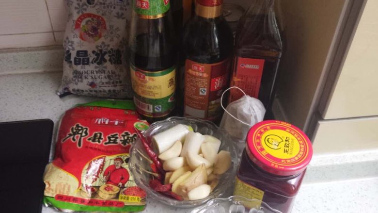 私房卤味儿(鸭脖、鸭头),等候水开的同时,备好调料。