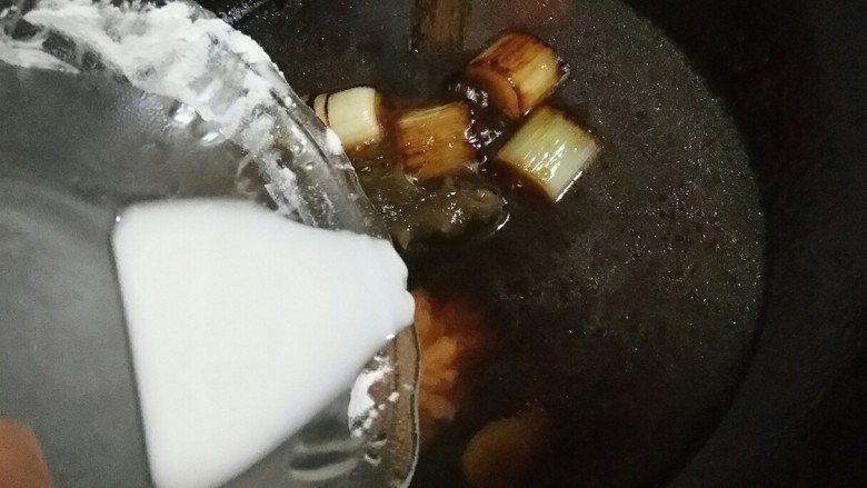 葱烧海参,最后勾芡,淋入步骤5中的葱油,大火收汁即可。