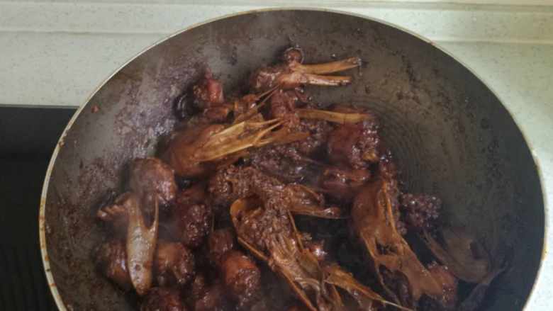 私房卤味儿(鸭脖、鸭头),小火半小时后,加盐,继续小火慢炖。