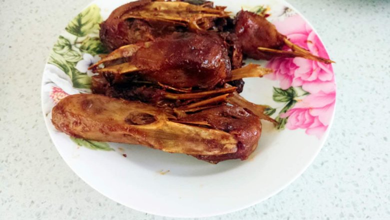 私房卤味儿(鸭脖、鸭头),冷却后鸭头、鸭脖表皮有弹性,下酒当零食都很不错