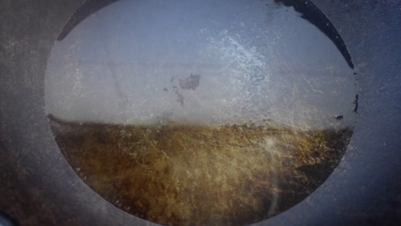 蔓越莓味萨其马,小火,加油温热。油可盖住锅底多一些即可。