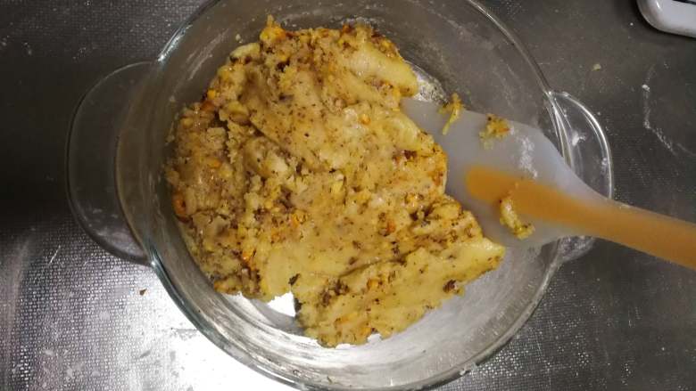 老味道—核桃酥, 倒入核桃仁,先用刮刀慢慢拌匀