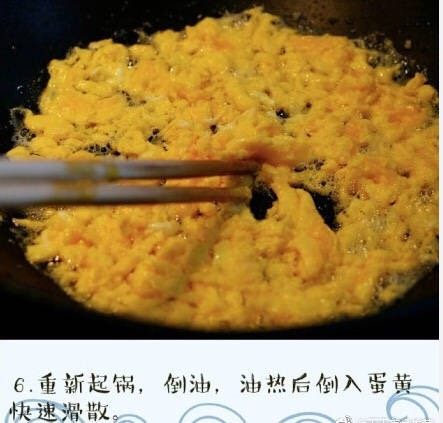 滑蛋白盖蛋黄,锅中留底油倒入蛋黄快滑
