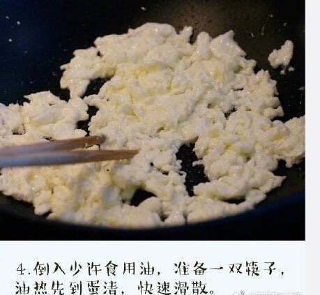 滑蛋白盖蛋黄,起锅热8成倒入油、加入蛋清翻炒均匀