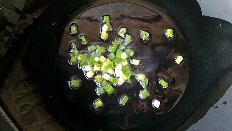 时蔬烘蛋,锅中适量油,烧至7成热,下葱花爆香。