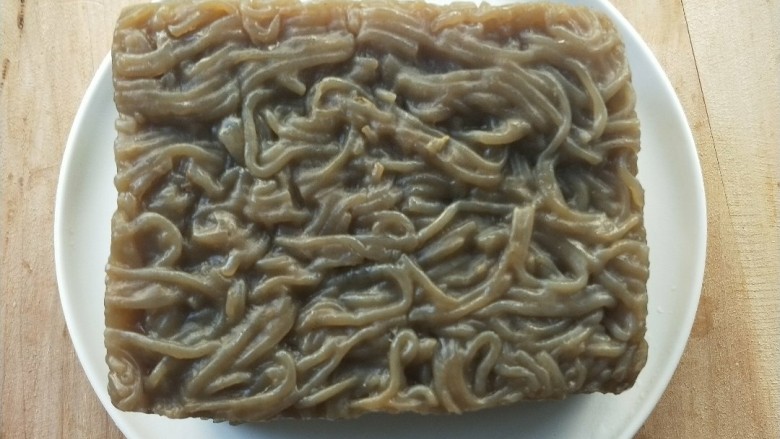 门迎百福香辣蒜苗炒焖子,地方特色美食~<a style='color:red;display:inline-block;' href='/shicai/ 4880'>焖子</a>。
~表面都是粉条。