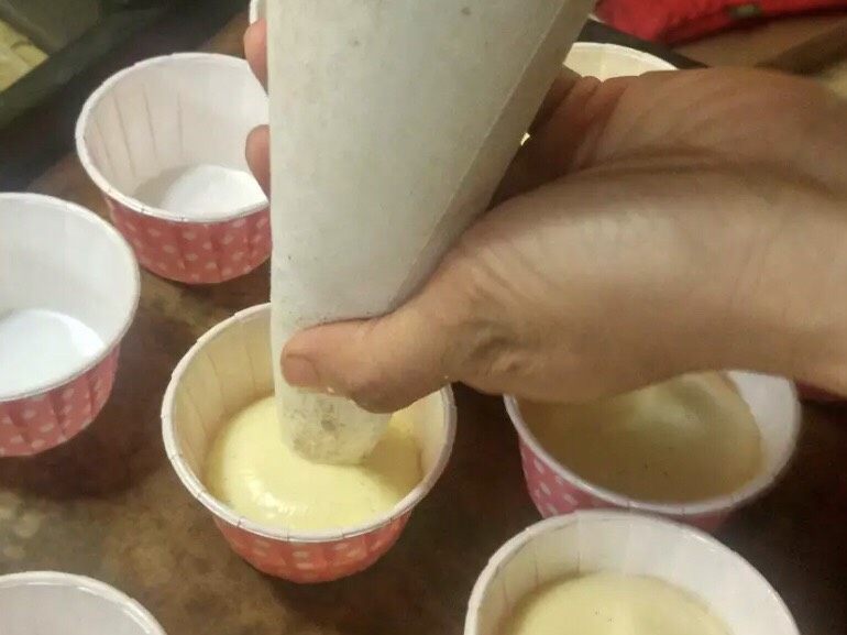 奶油杯子蛋糕,挤入杯子至6分满,140度烤40分钟,出炉倒扣
