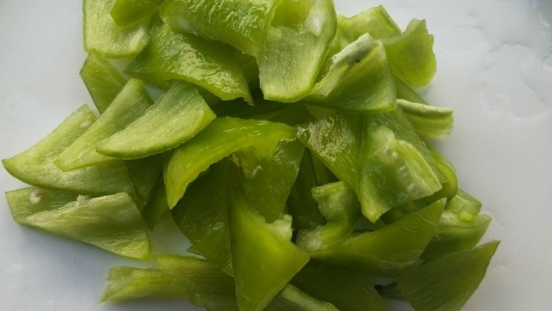 门迎百福香辣蒜苗炒焖子,<a style='color:red;display:inline-block;' href='/shicai/ 61'>青椒</a>洗净,切片。