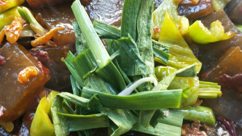 门迎百福香辣蒜苗炒焖子,加蒜苗叶,依据个人口味加适量盐,鸡精。
~我个人是不放盐了。