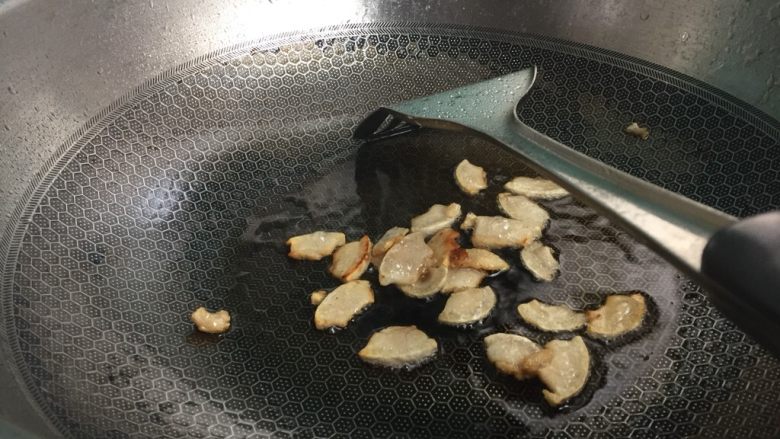 家常菜青椒炒肉,锅内热油加入皮肉煎炸金黄