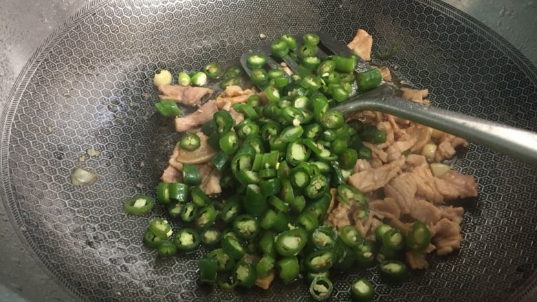 家常菜青椒炒肉,肉片变白时加入青椒
