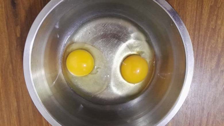 鸡蛋姜粉饼,鸡蛋磕开放盆里,用手动打蛋器或筷子搅拌,打散,要完全打散哦,否则饼里会有没打散的蛋白出现。