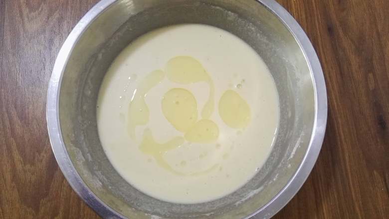 鸡蛋姜粉饼,加入食用油,搅拌均匀。