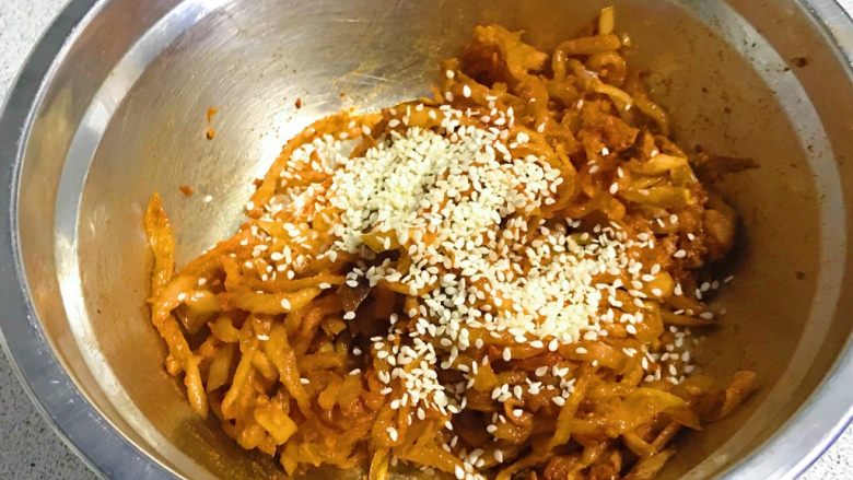 年夜饭配菜+萝卜干辛辣小菜,加入<a style='color:red;display:inline-block;' href='/shicai/ 666'>芝麻</a>,充分搅拌。