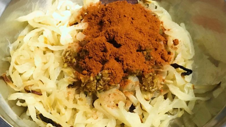 年夜饭配菜+萝卜干辛辣小菜,加入一汤匙红辣椒干粉,少许<a style='color:red;display:inline-block;' href='/shicai/ 717'>味精</a>拌匀。