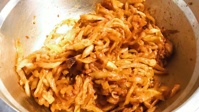 年夜饭配菜+萝卜干辛辣小菜,拌均匀,腌制一会。