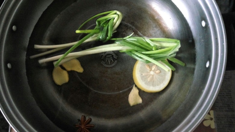 灯笼虾(盐水虾),锅里倒入适量水(能淹没虾既可),加入葱姜等食材。