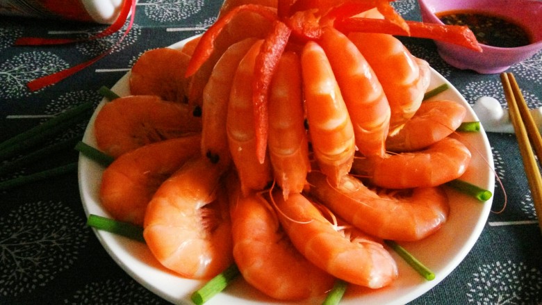 灯笼虾(盐水虾),依次摆好,上面放一个红辣椒做装饰,寓意红红火火,蒸蒸日上!
