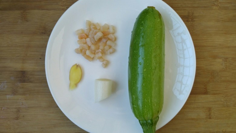 瑶柱西葫芦,准备食材。