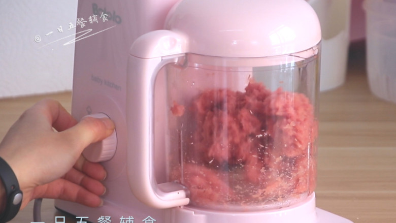 猪肉脯,里脊肉切丁,入辅食机搅拌成细腻的肉泥。这里呢不要加水,尽量打的细腻一点。