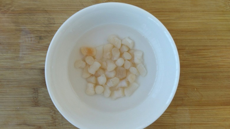 瑶柱西葫芦,<a style='color:red;display:inline-block;' href='/shicai/ 197'>瑶柱</a>先用温水泡大约10分钟。（泡<a style='color:red;display:inline-block;' href='/shicai/ 197'>瑶柱</a>的水不要扔，后边有用。）