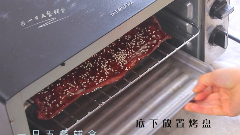 猪肉脯,烤箱中层 180度,10-15分钟。这次肉直接放烤架上,底下没放烤纸,烤的时候蜂蜜和肉油会往烤箱底部滴,在烤架下层放一个烤盘,好清洗。不想麻烦可以继续放烤纸上。