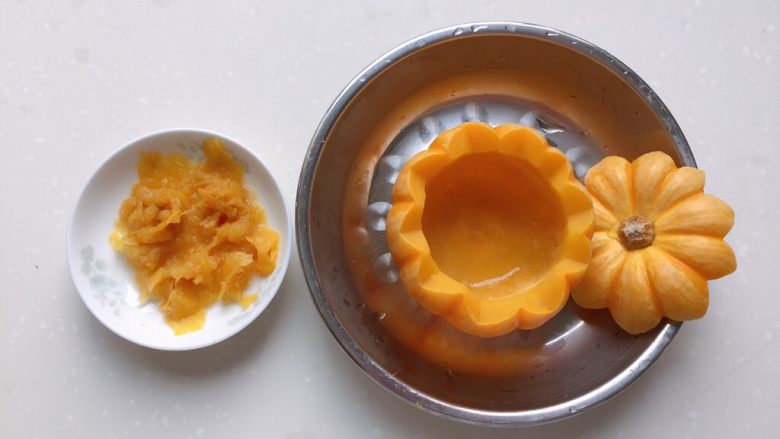 太阳果虾皮蛋羹-辅食,太阳果泥蒸熟后取出晾凉(此时太阳果盅是半熟状态)