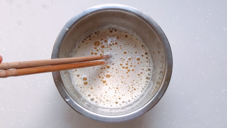 太阳果虾皮蛋羹-辅食,加入鸡蛋1倍量的温开水,边加边用筷子搅拌(因为太阳果泥蒸熟后含水较大,所以这里只需添加1倍量就行)