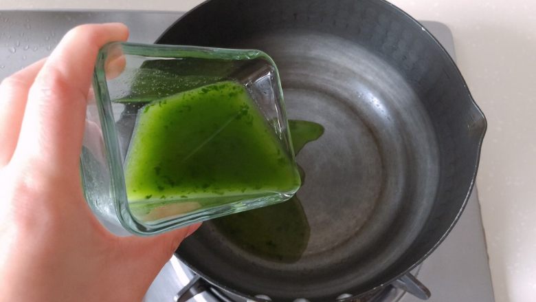 太阳果虾皮蛋羹-辅食,将菠菜汁倒入小锅中,加入适量淀粉煮成浓稠的菠菜汁