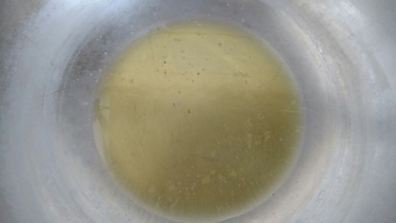 瑶柱西葫芦,炒锅烧热放入适量食用油。