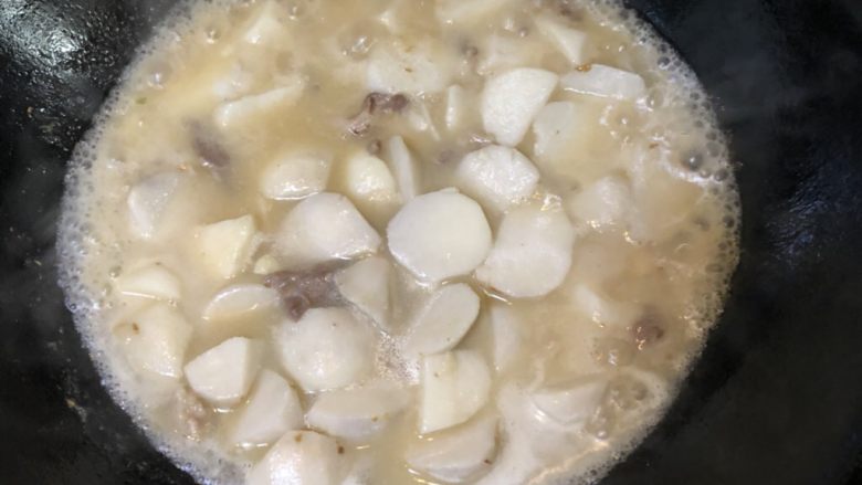 肉片烧芋头,加水加盐,鸡精盖锅烧8分钟左右