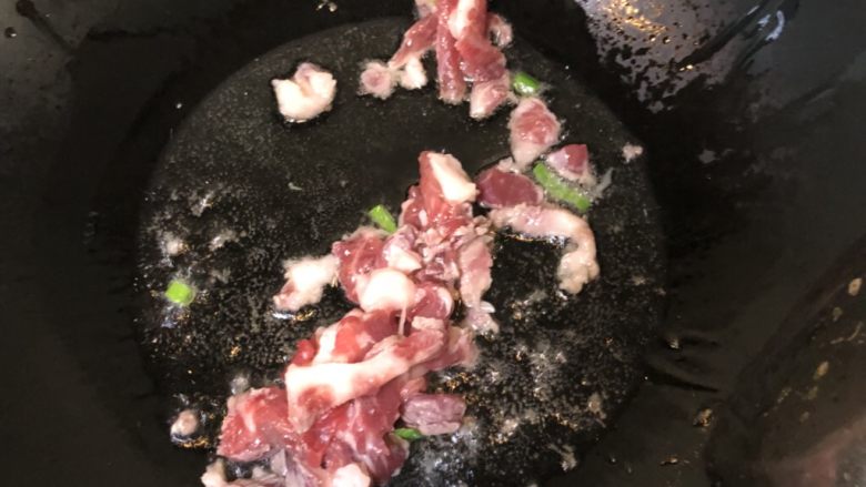 肉片烧芋头,冷油锅下肉炒熟