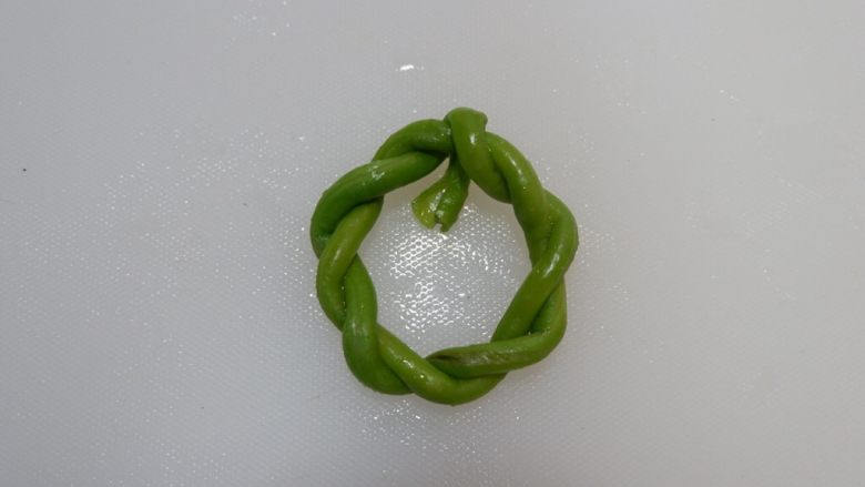 豆角酿肉,缠到最顶端,多余的剪去不要。